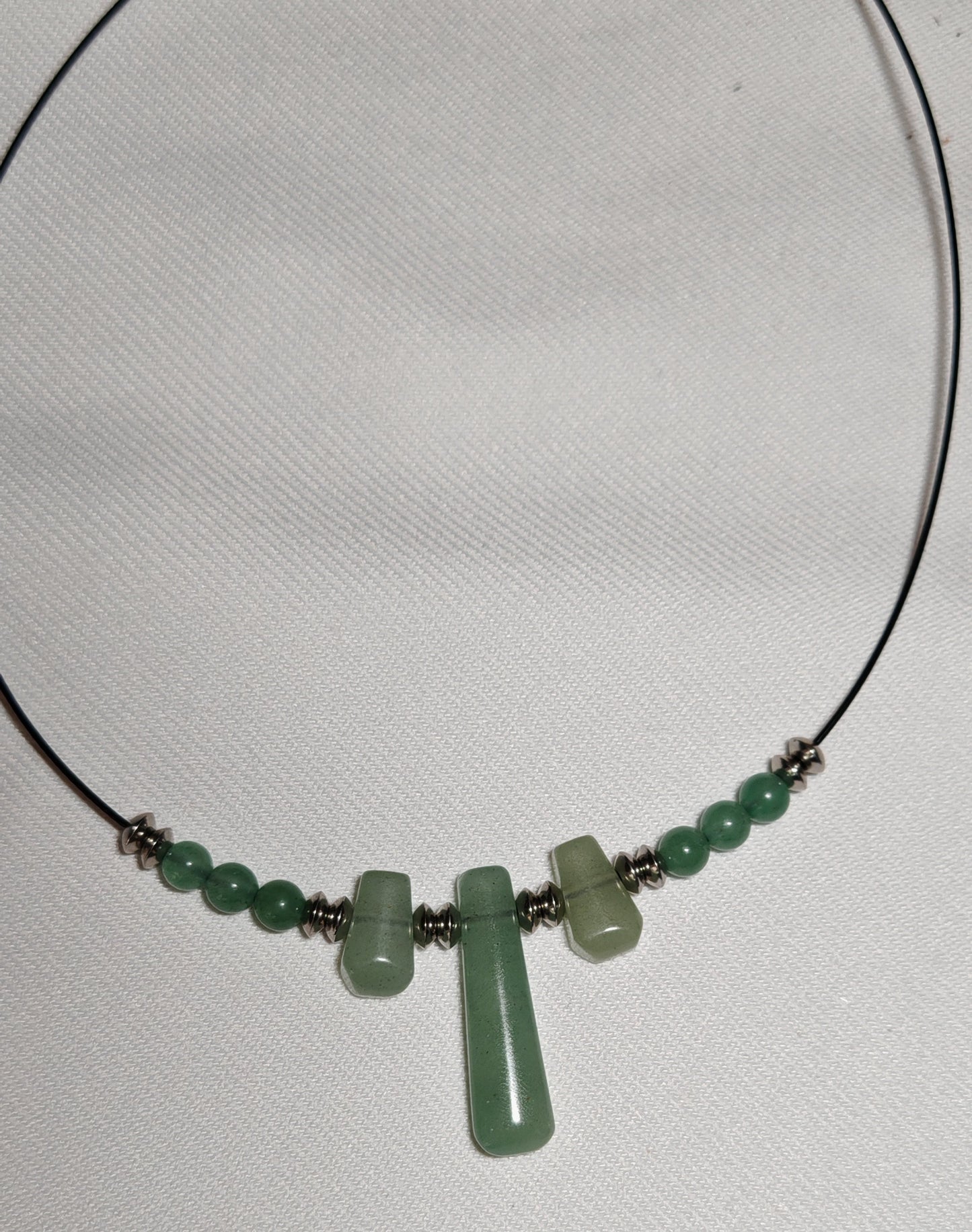 Collier aventurine grosse perle gros plan sur fond blanc
