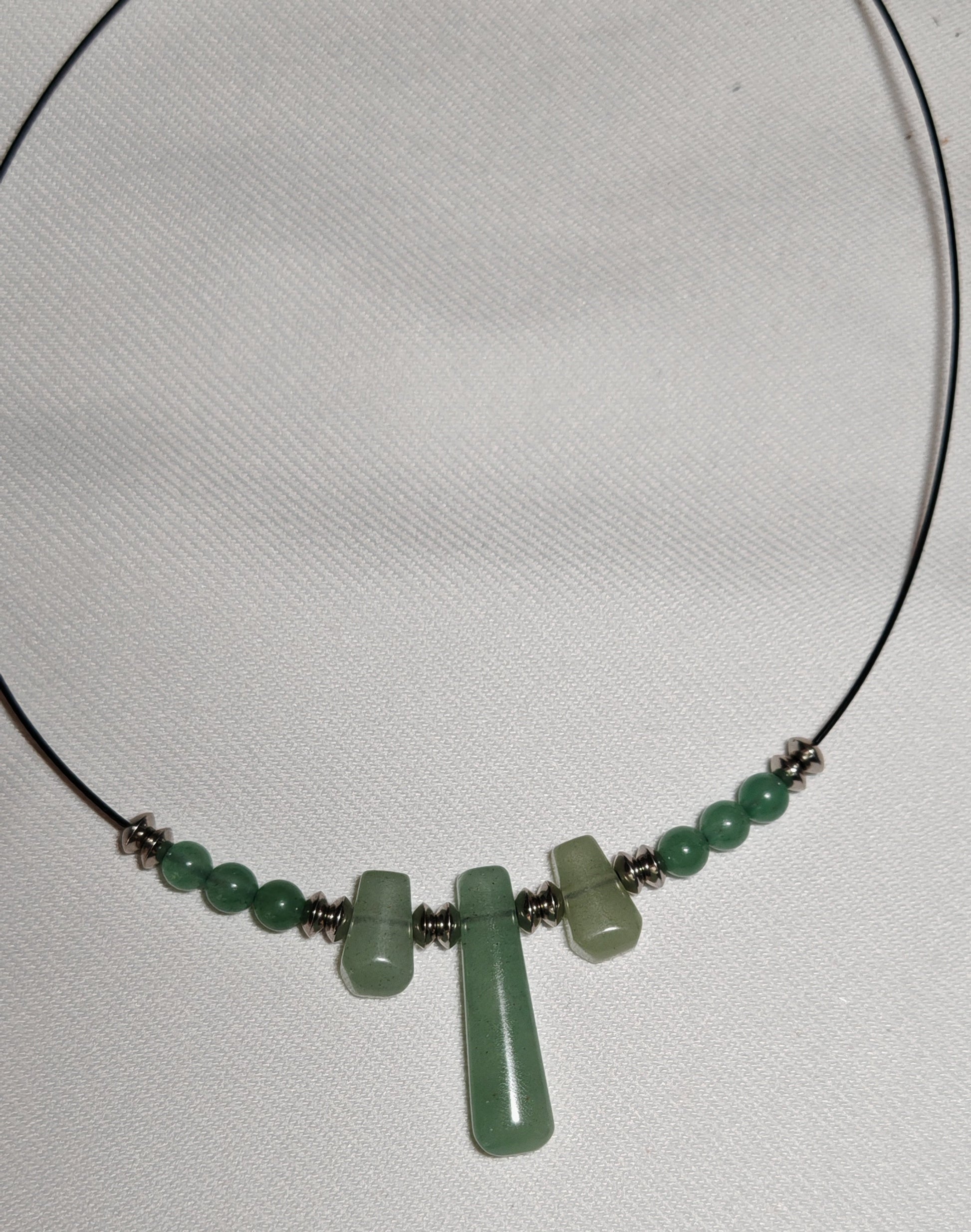 Collier aventurine grosse perle gros plan sur fond blanc