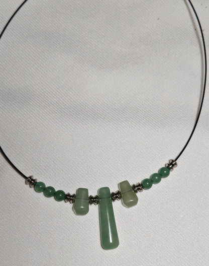 Collier aventurine grosse perle gros plan sur fond blanc