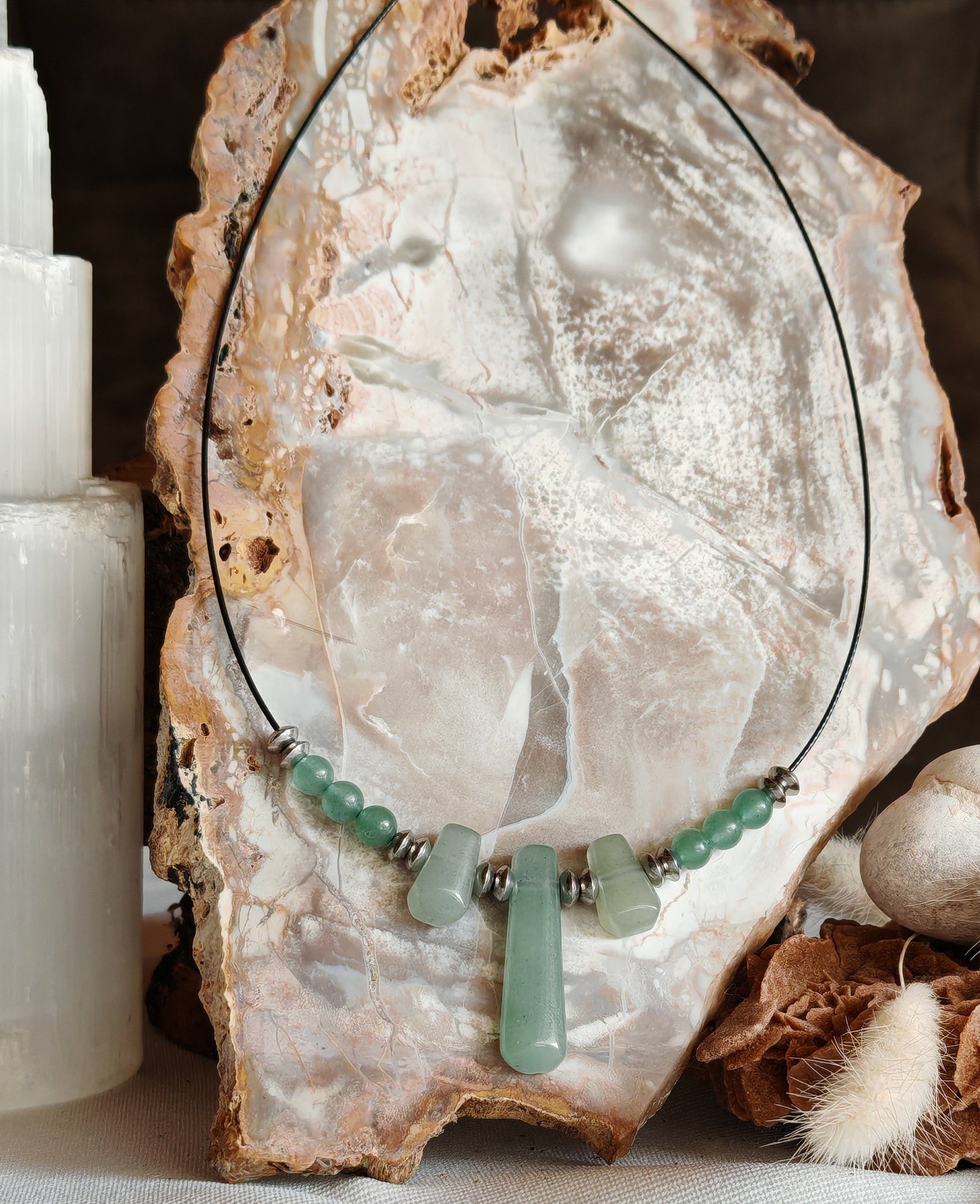 Collier aventurine grosse perle sur un support en roche blanche