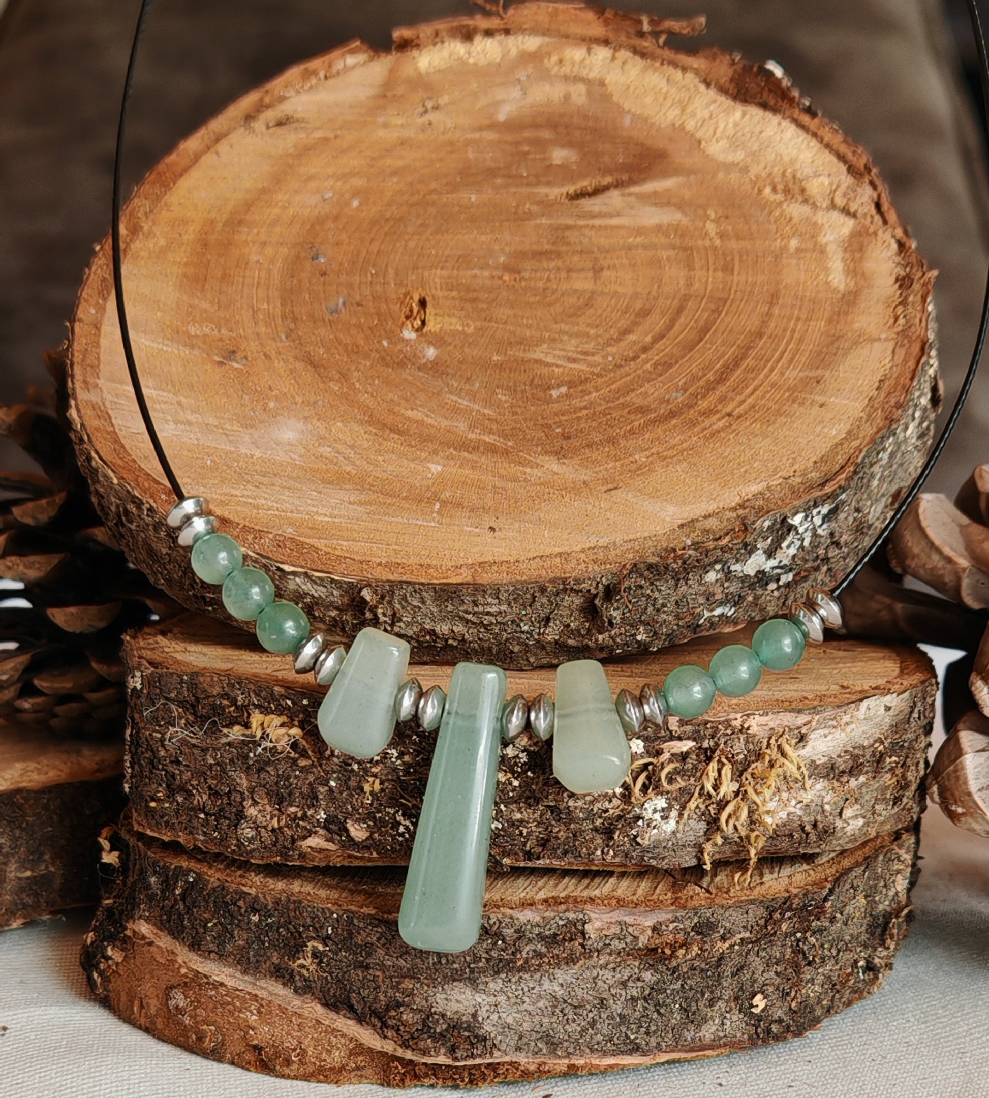 Collier aventurine grosse perle sur un support en bois