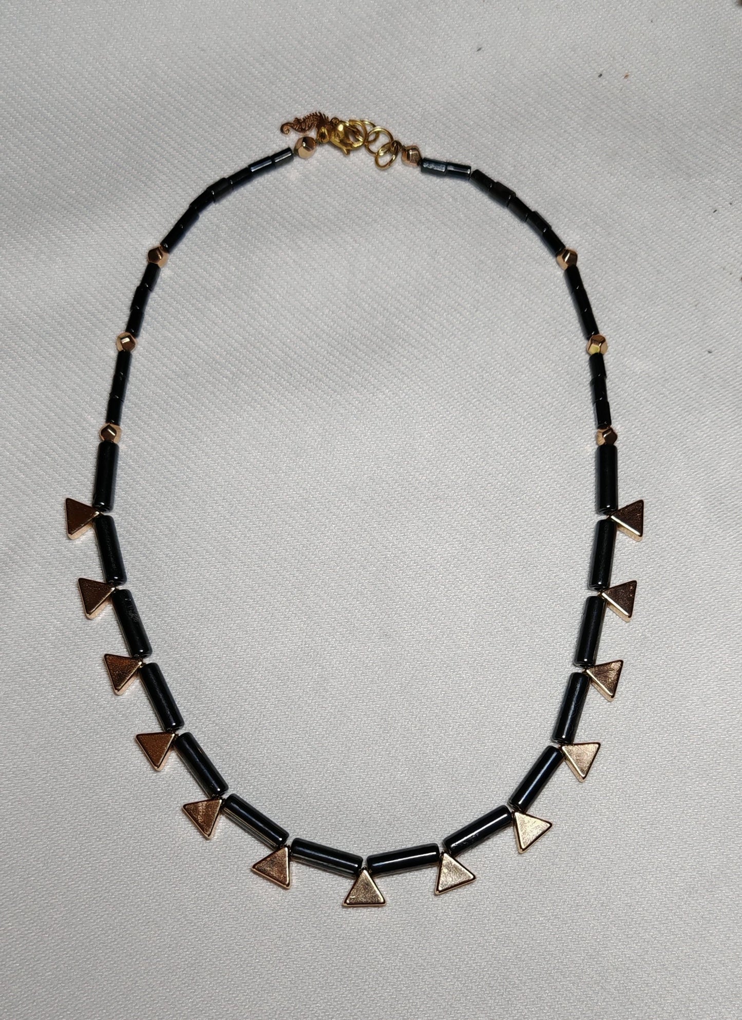 Collier egypte hemtatite gros plan sur font blanc