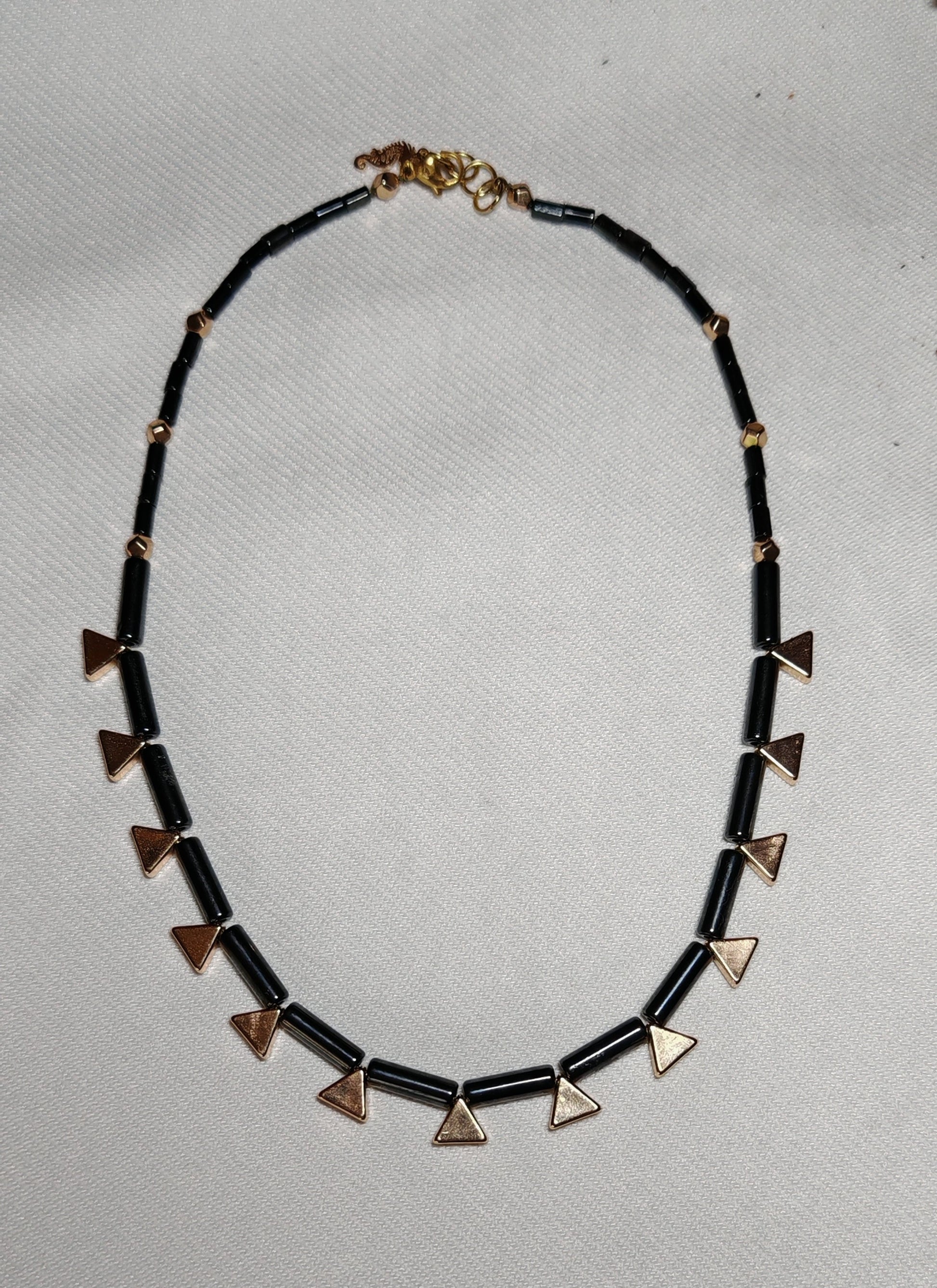 Collier egypte hemtatite gros plan sur font blanc