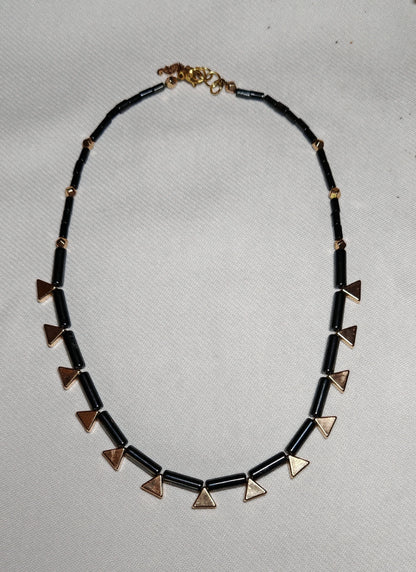 Collier egypte hemtatite gros plan sur font blanc