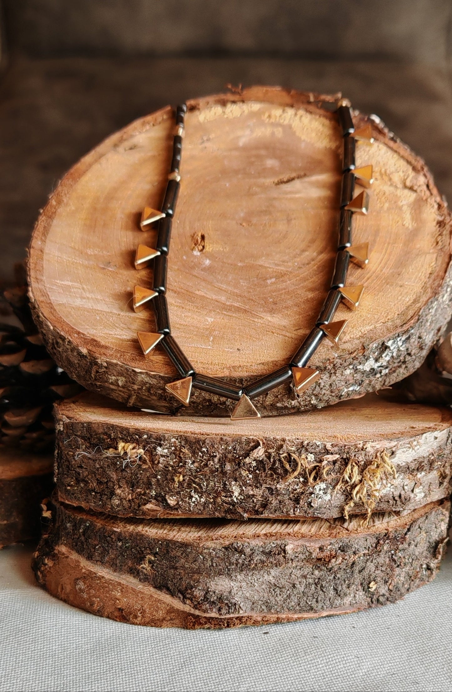 Collier egypte hemtatite posé sur un support en bois