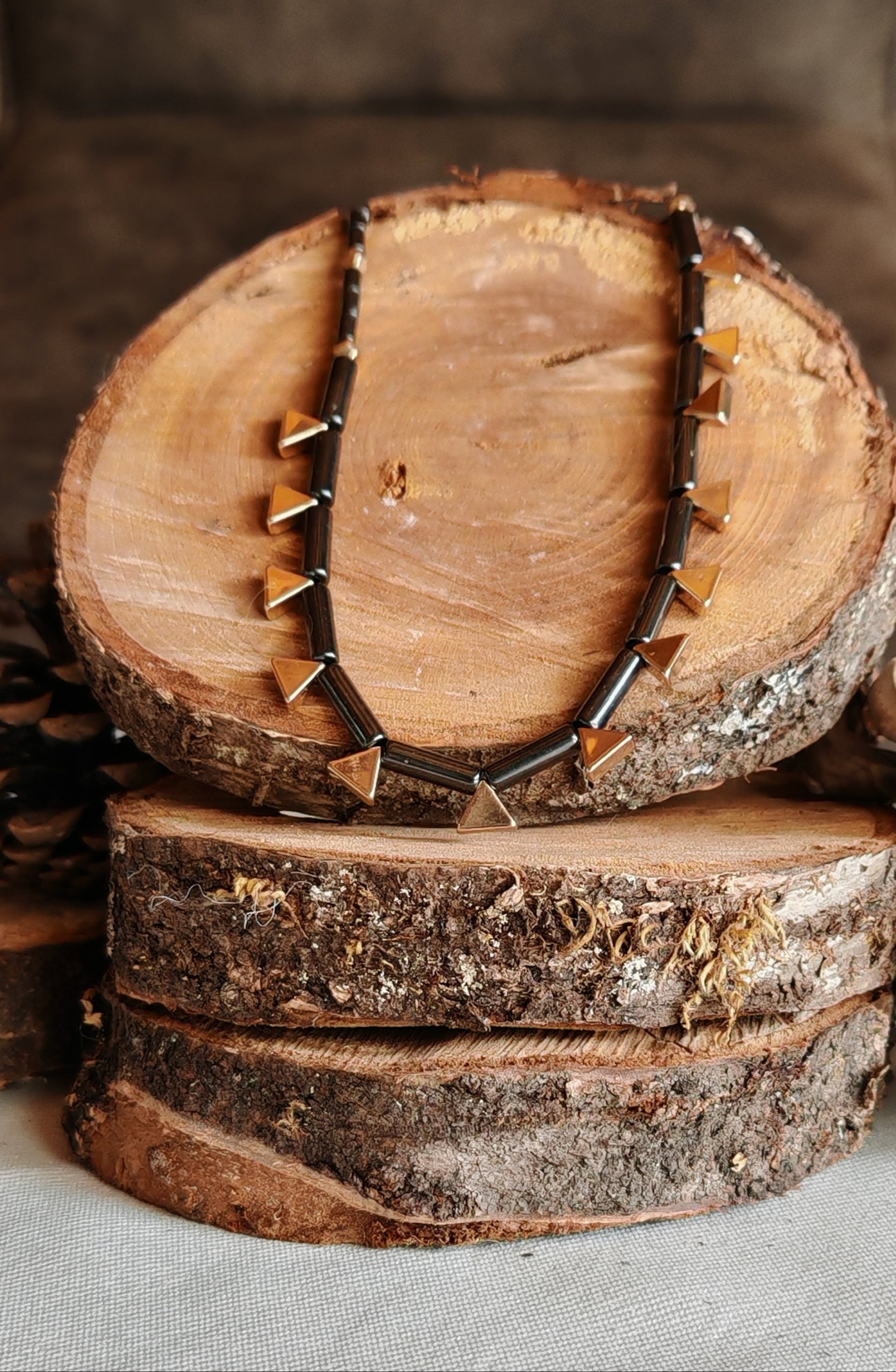 Collier egypte hemtatite posé sur un support en bois