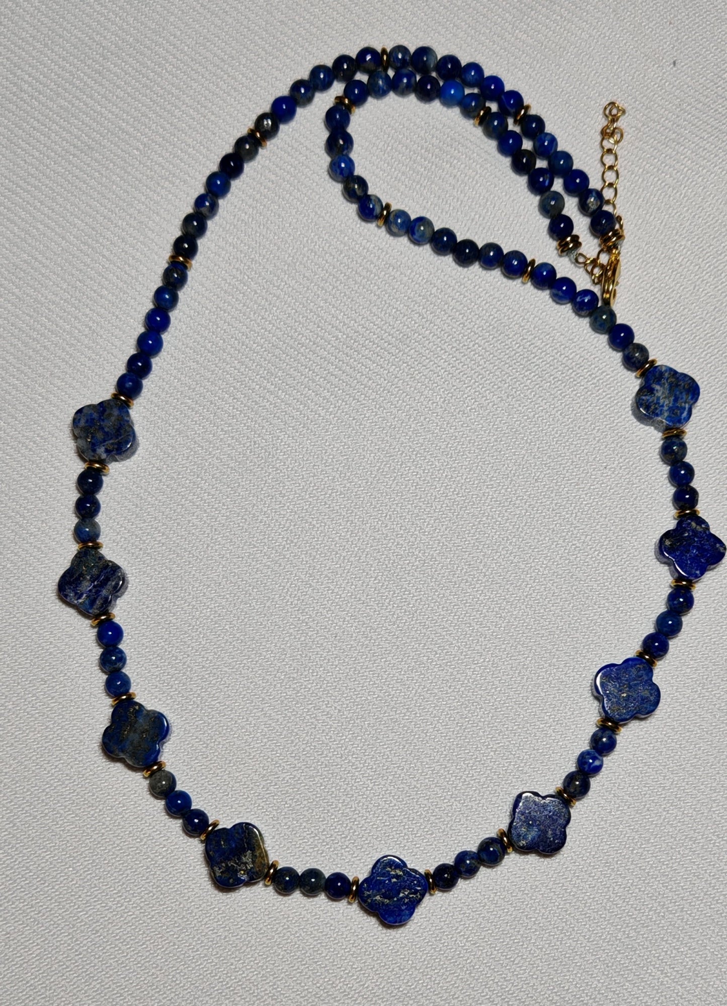Collier lapis lazuli gros plan sur fond blanc