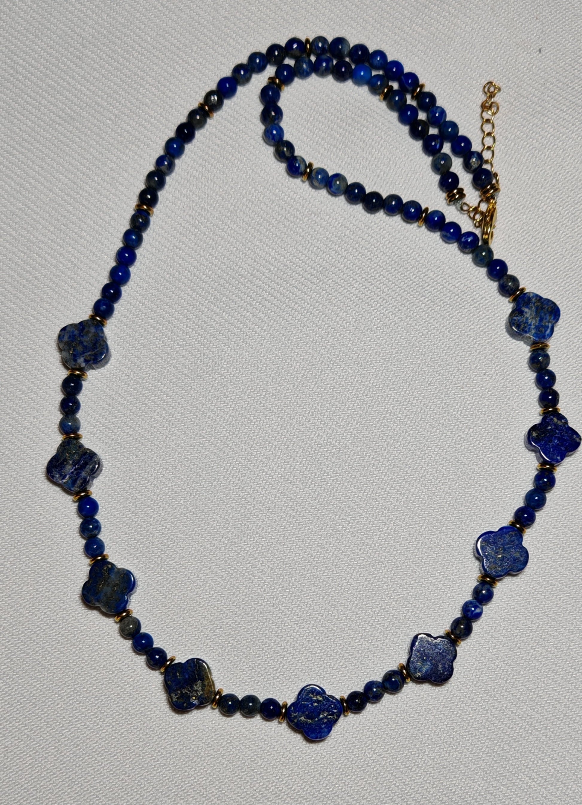 Collier lapis lazuli gros plan sur fond blanc