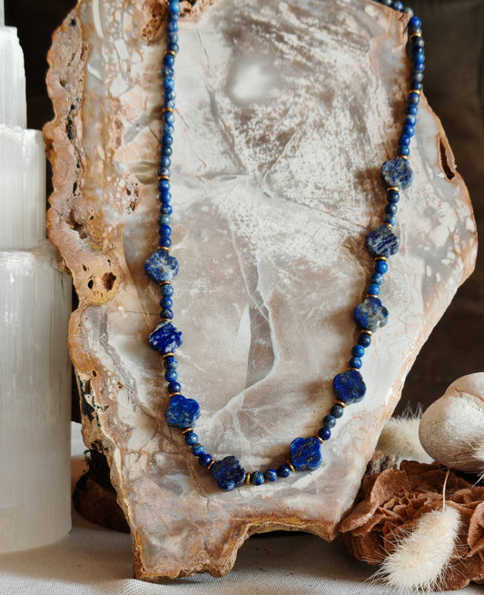 Collier lapis lazuli sur support en roche blanche