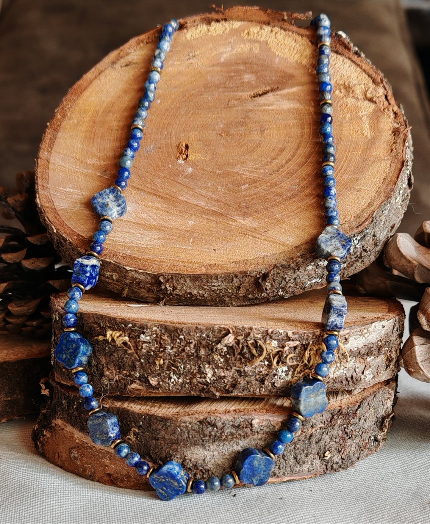 Collier lapis lazuli sur support en bois