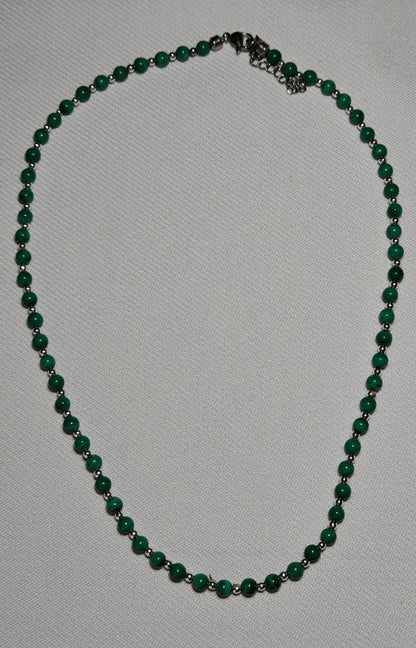 Collier malachite gros plan sur fond plan