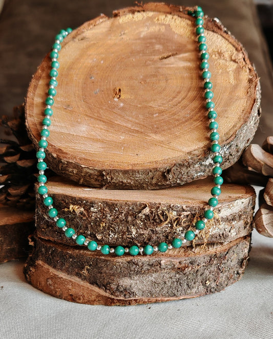 Collier malachite sur support en bois