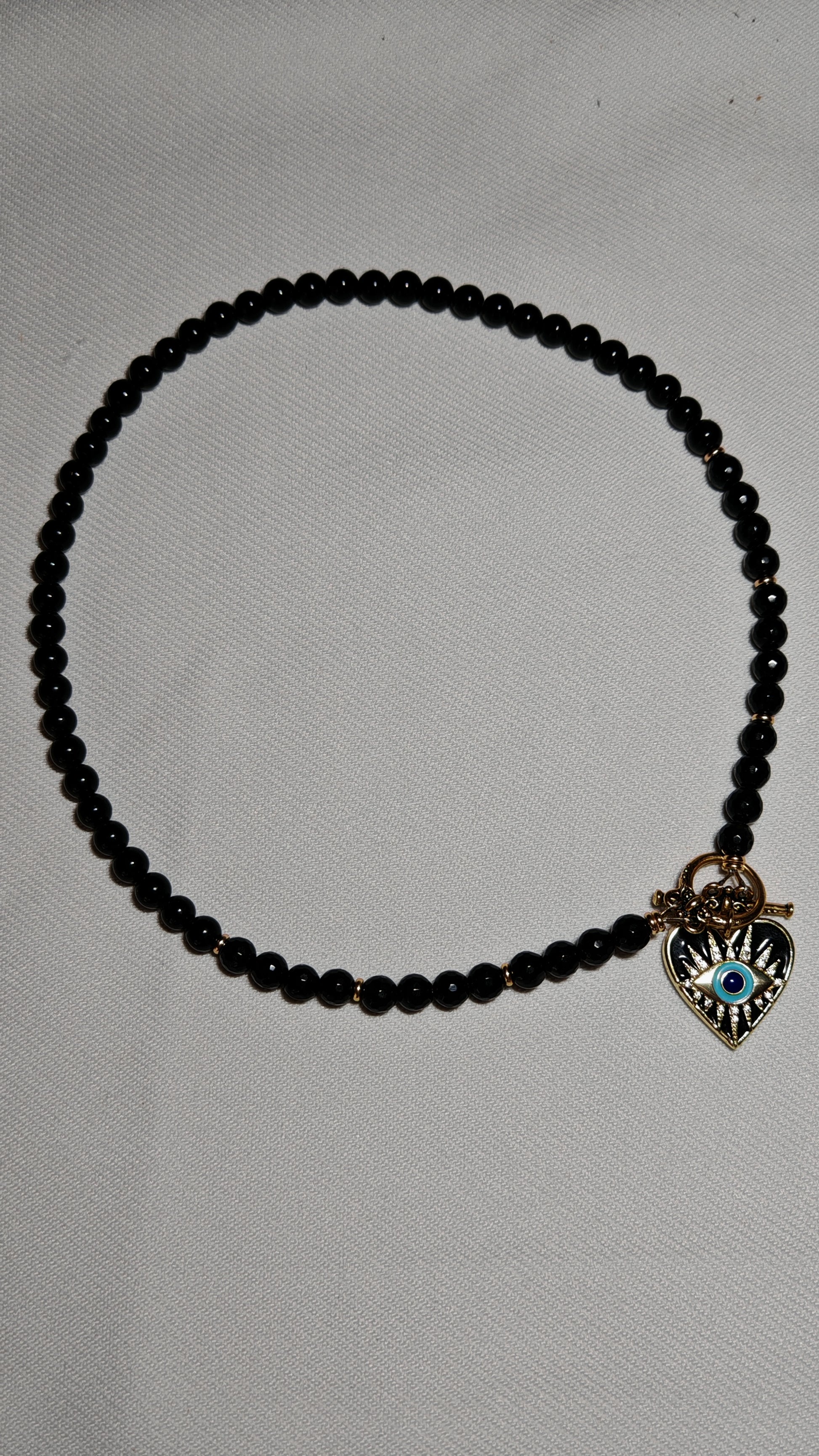 Collier oeil de vision gros plan sur font blanc