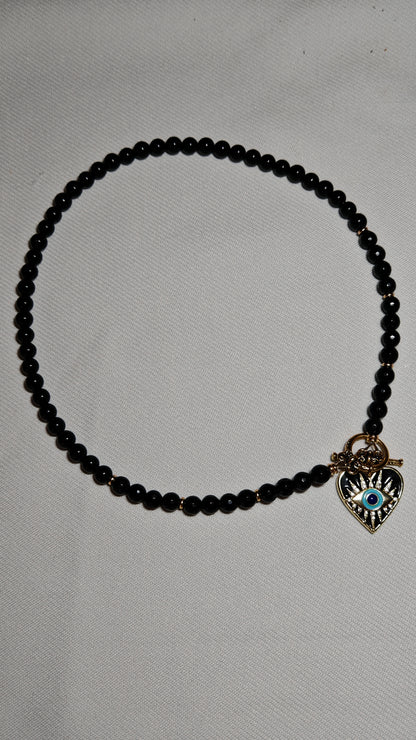 Collier oeil de vision gros plan sur font blanc