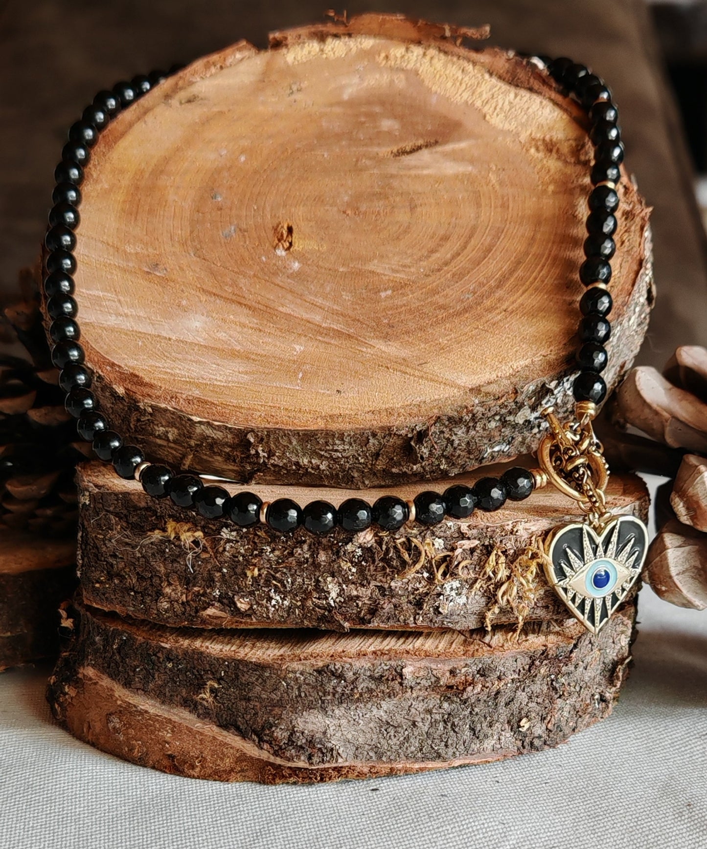 Collier oeil de vision posé sur un présentoir en bois