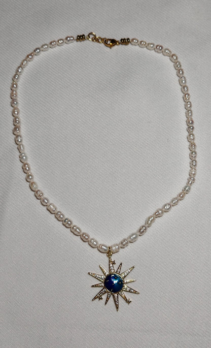 Collier soleil perle deau douce gros plan sur fond blanc