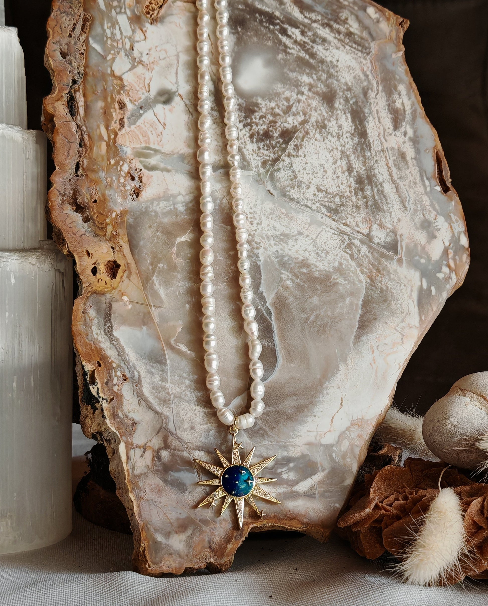 Collier soleil perle deau douce sur support en roche blanche