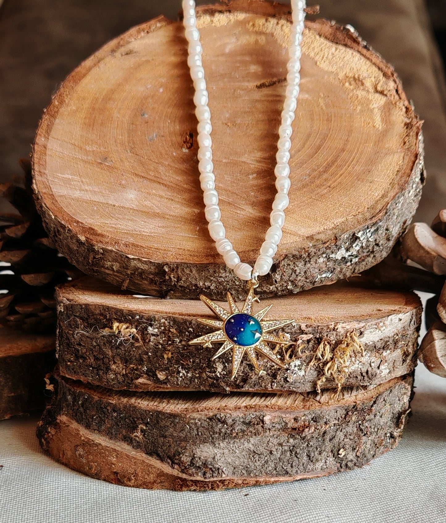 Collier soleil perle deau douce sur support en bois