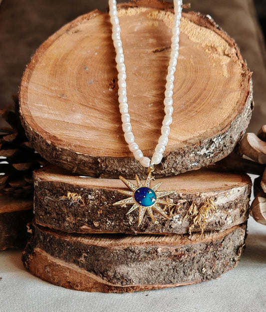 Collier soleil perle deau douce sur support en bois