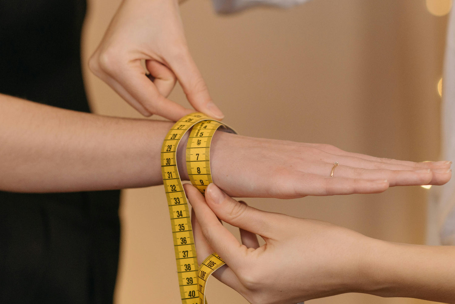 Personne qui mesure la taille du poignée d'une autre personne