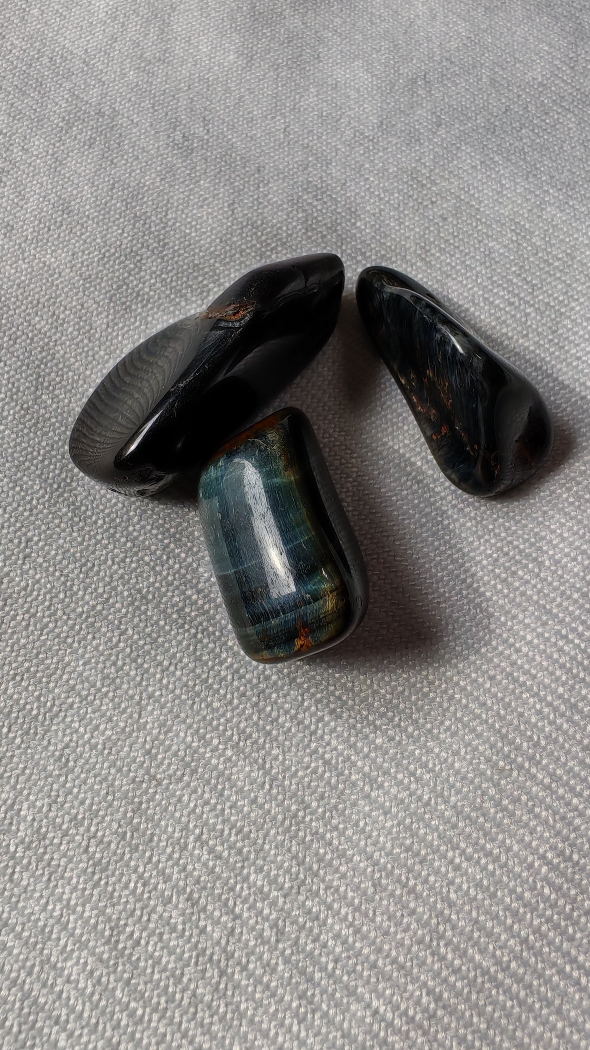 Oeil de faucon pierre roulee sur font blanc