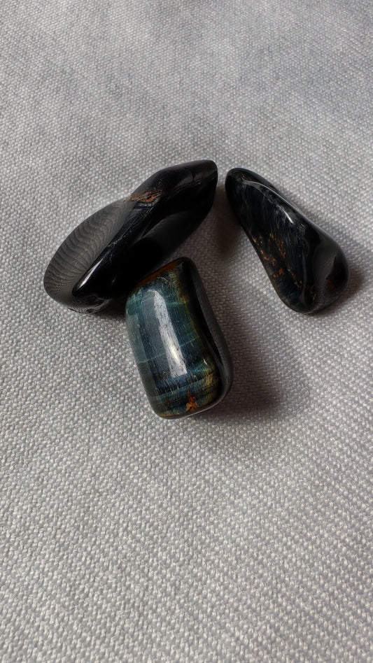 Oeil de faucon pierre roulee sur font blanc