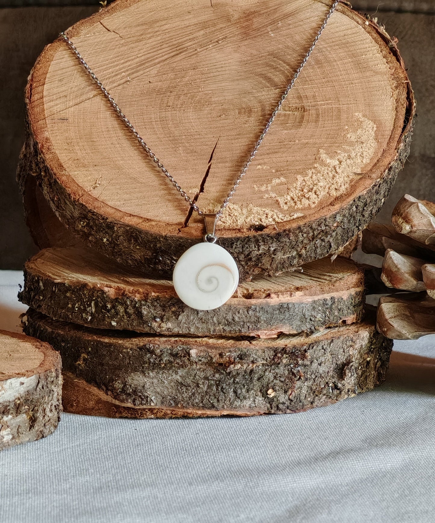 Pendentif en oeil de sainte lucie posé sur les bouts de boits