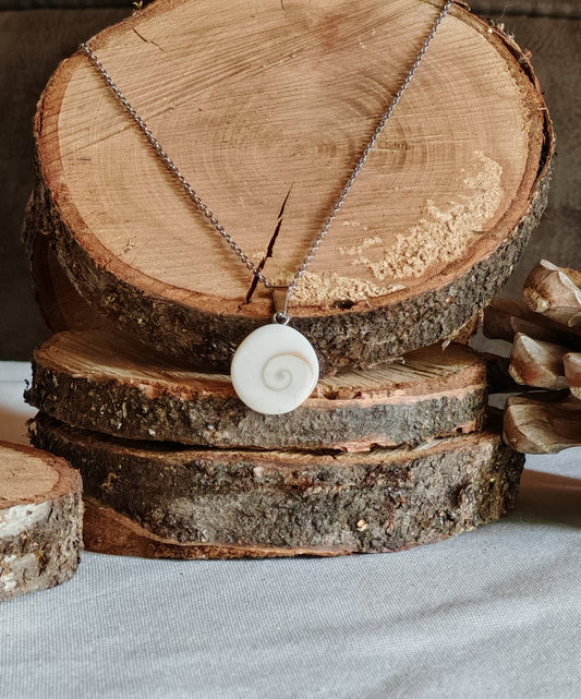 Pendentif en oeil de sainte lucie posé sur les bouts de boits