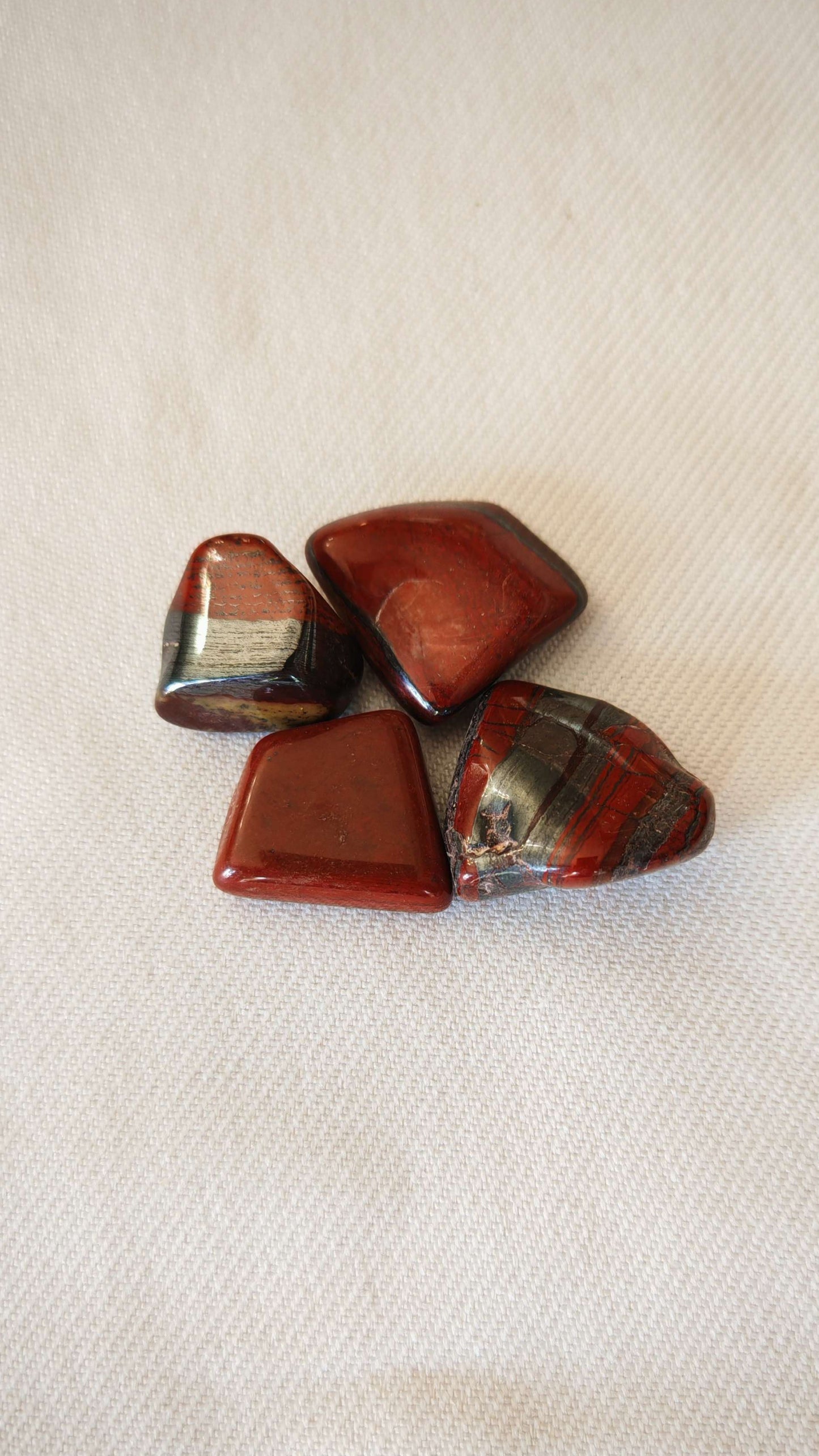 Pierre roulee oeil de taureau sur font blanc