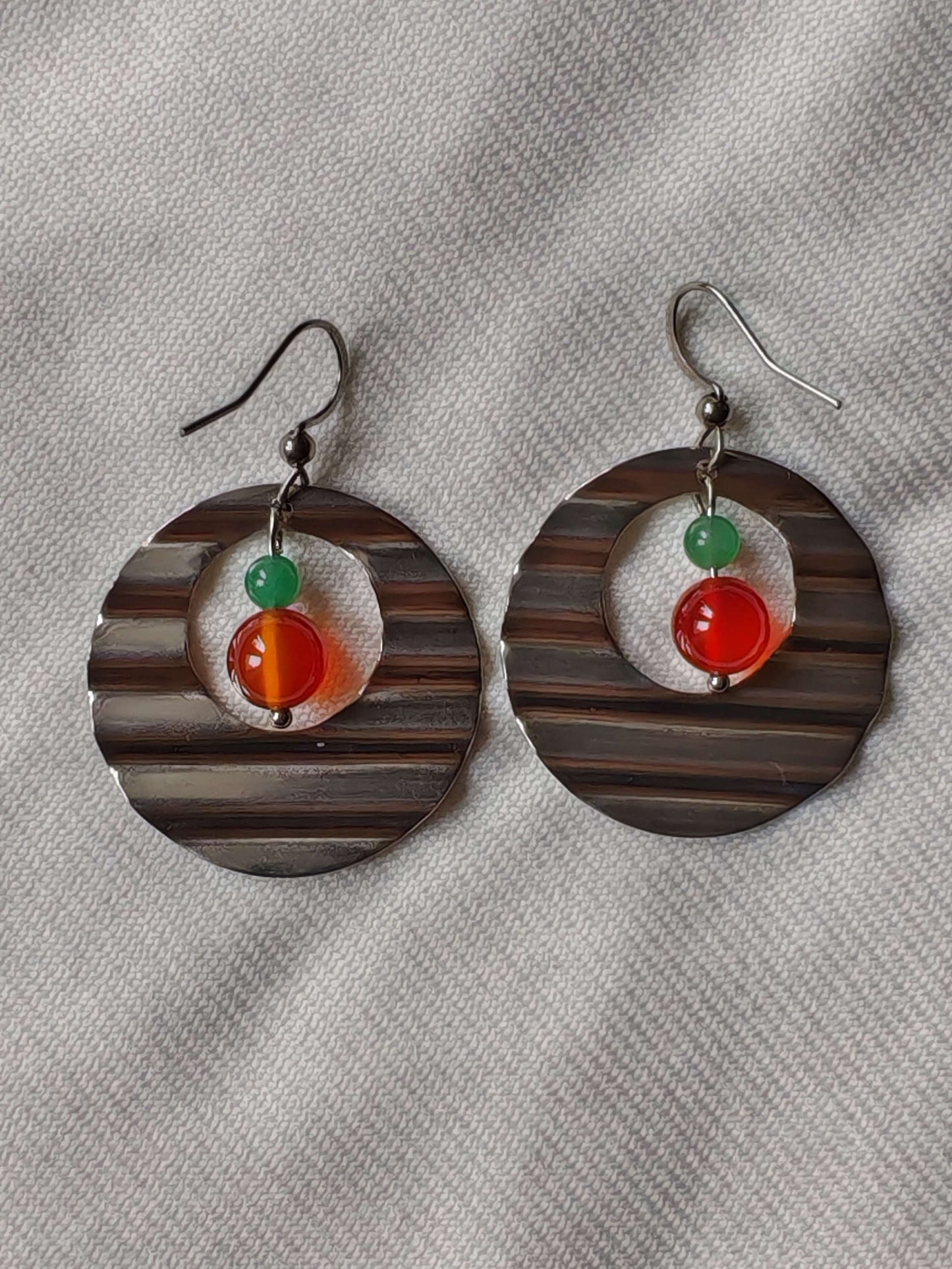 boucle d'oreille creole vague aventurine et cornaline sur tissus blanc