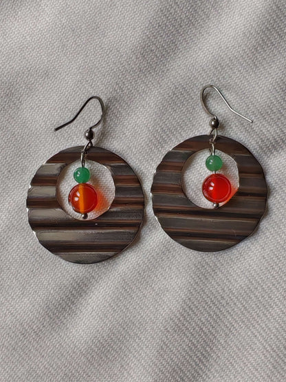 boucle d'oreille creole vague aventurine et cornaline sur tissus blanc