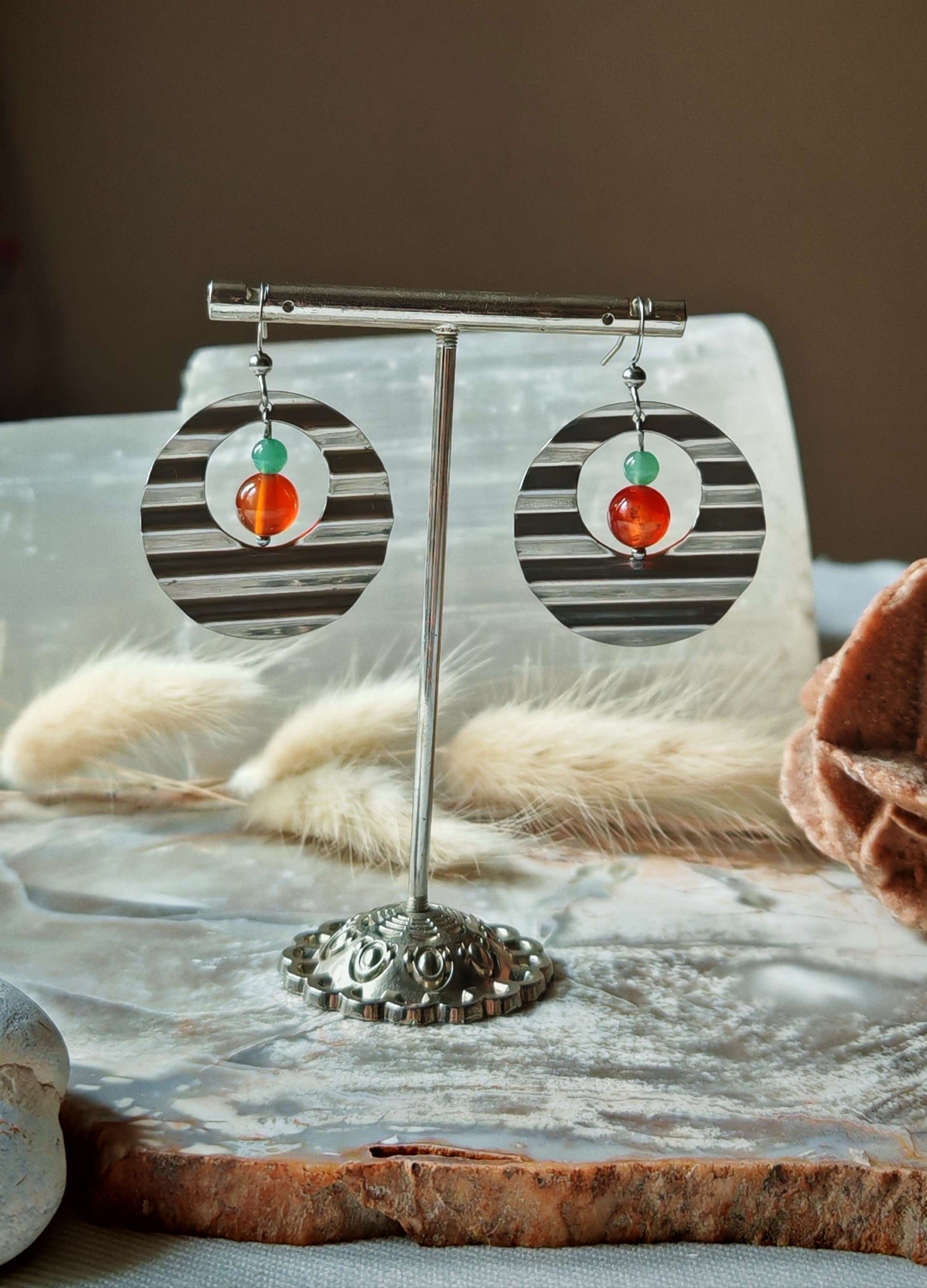 boucle d'oreille creole vague aventurine et cornaline sur support avec décord en roche