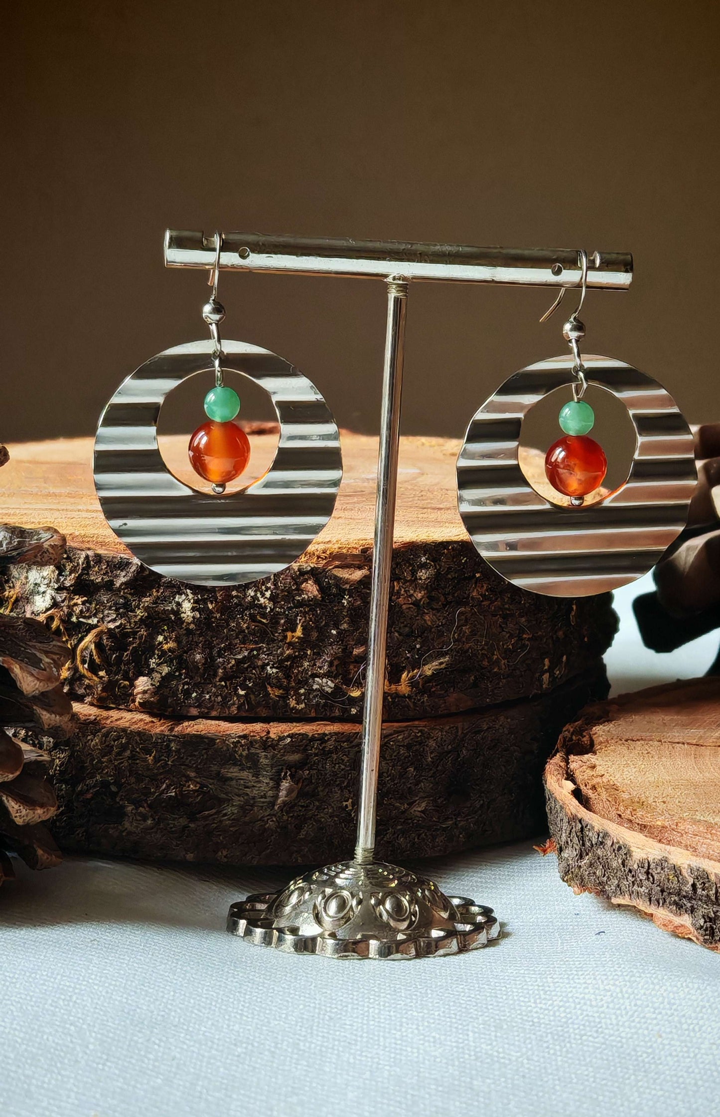 boucle d'oreille creole vague aventurine et cornaline sur support avec décord en bois