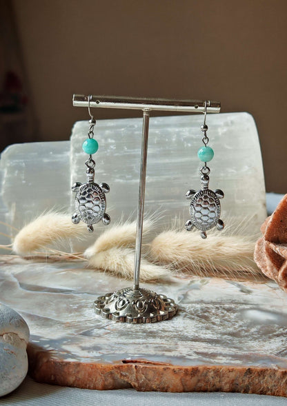 boucle d'oreille tortue amazonite sur support avec décord roche