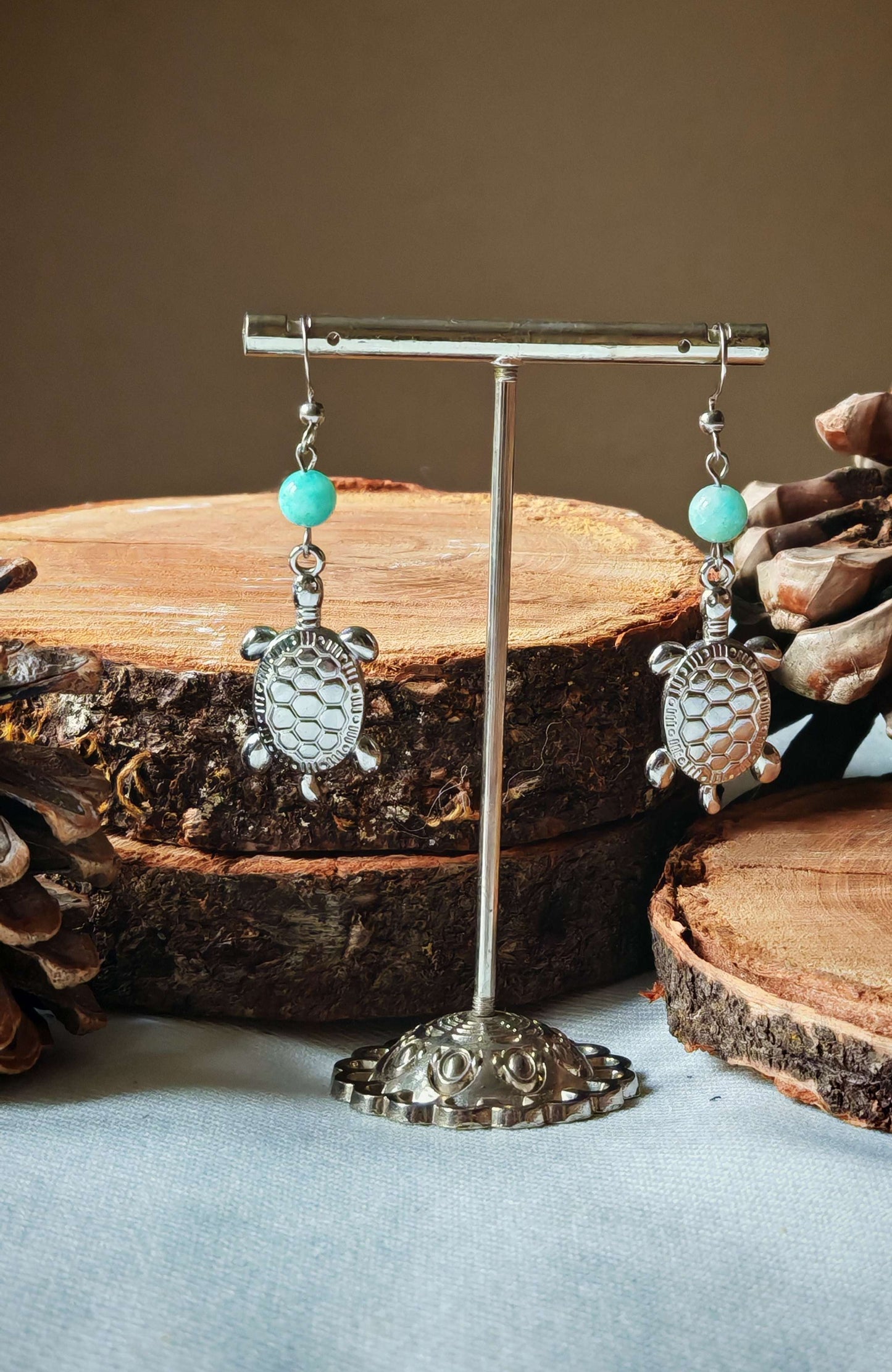 boucle d'oreille tortue amazonite sur support avec décord bois