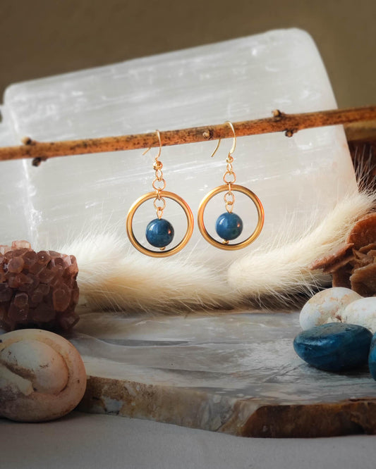 Boucles d’oreilles Apatite créoles dorées sur roche plate avec pierres et épis blancs