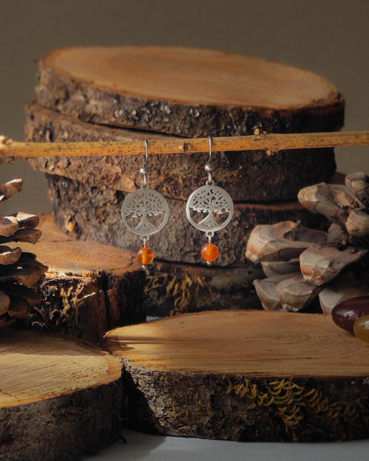 Boucles d’oreilles Cornaline Arbre de Vie acier sur rondelle de bois avec pomme de pin et pierre cornaline