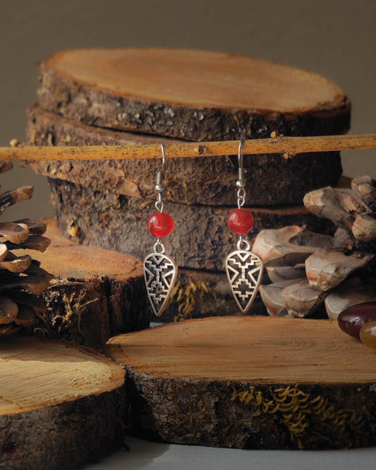 Boucles d’oreilles Cornaline Bouclier acier sur rondelle de bois avec pomme de pin et pierre cornaline