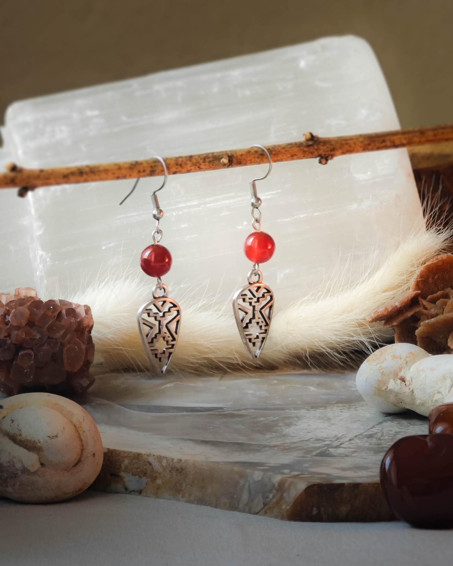 Boucles d’oreilles Cornaline Bouclier acier sur roche plate avec pierres et épis blancs