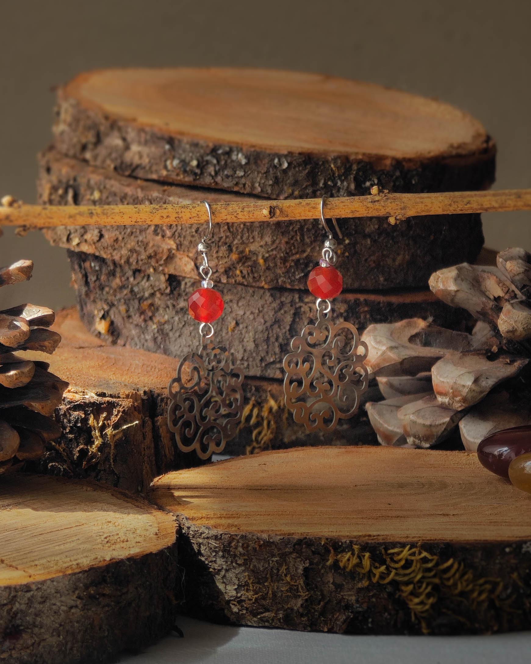 Boucles d’oreilles Cornaline Filigrane Rosace acier sur rondelle de bois avec pomme de pin et pierre cornaline