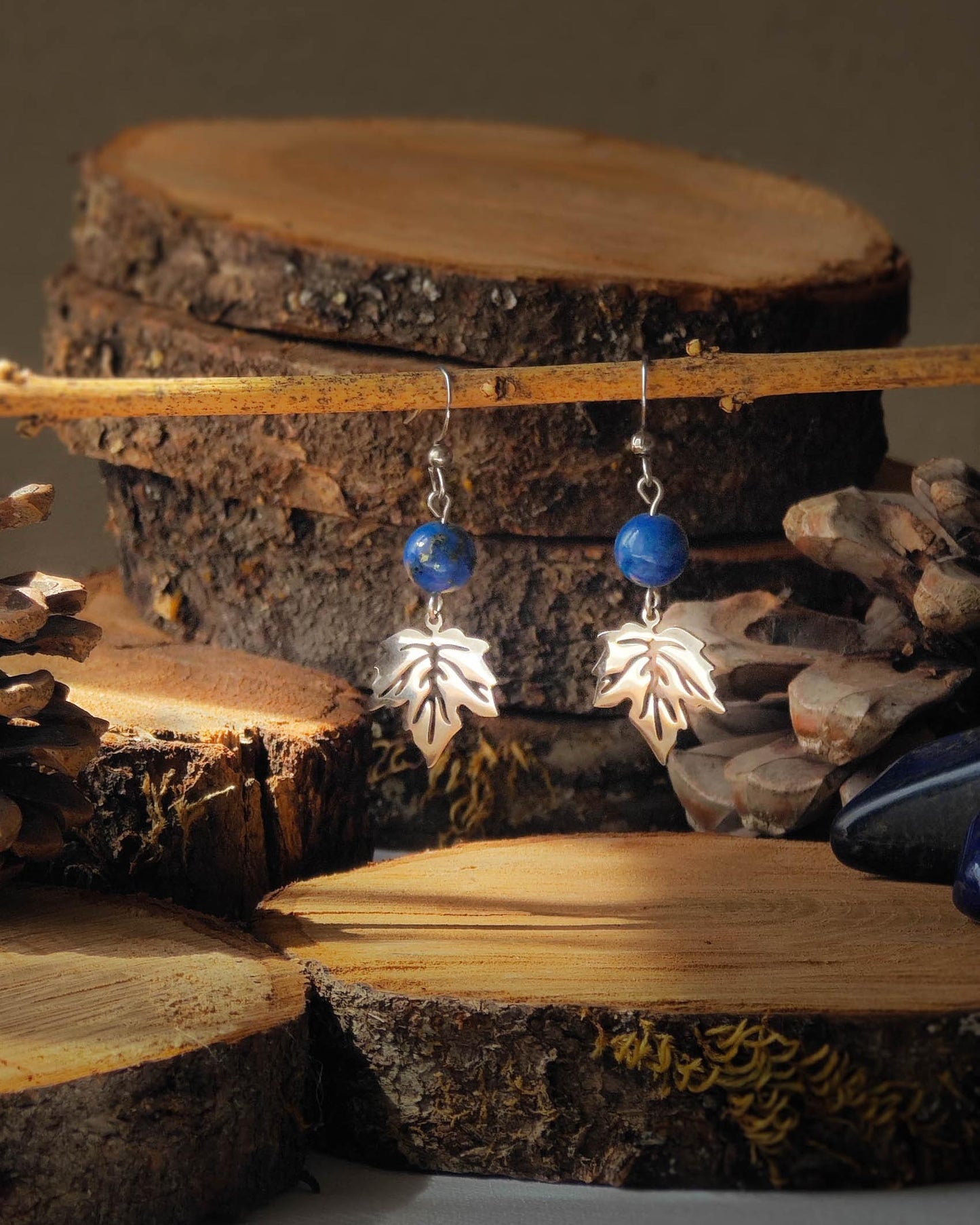 Boucles d’oreilles Lapis Lazuli motif feuille acier sur rondelle de bois avec pomme de pin et pierre Lapis Lazuli