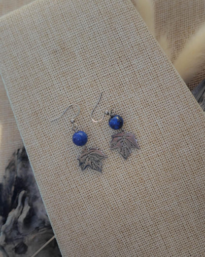 Vue de dessus des boucles d’oreilles Lapis Lazuli motif feuille acier mettant en valeur la pierre et le détail du motif