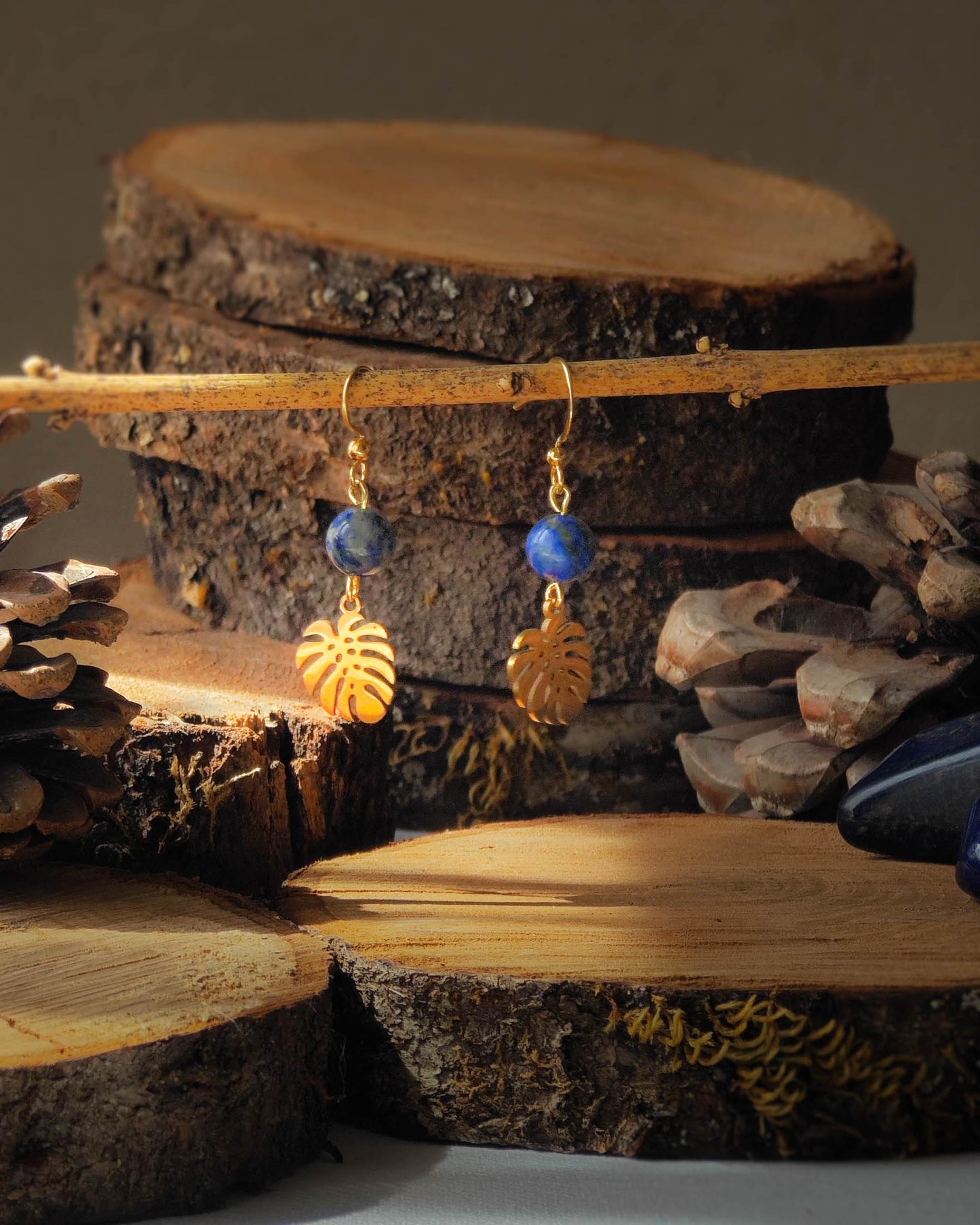 Boucles d’oreilles Lapis Lazuli motif feuille dorée acier sur rondelle de bois avec pomme de pin et pierre Lapis Lazuli