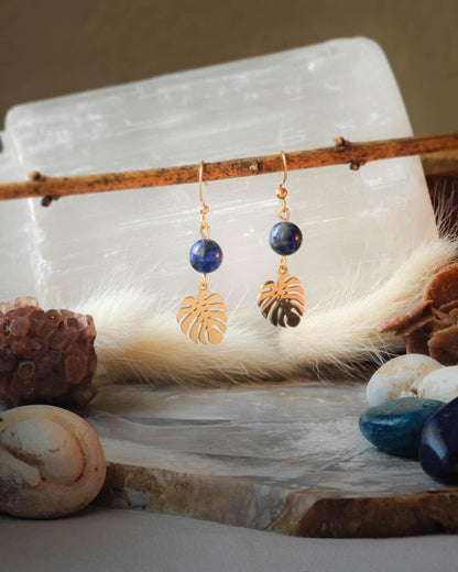 Boucles d’oreilles Lapis Lazuli motif feuille dorée acier sur roche plate avec pierres et épis blancs