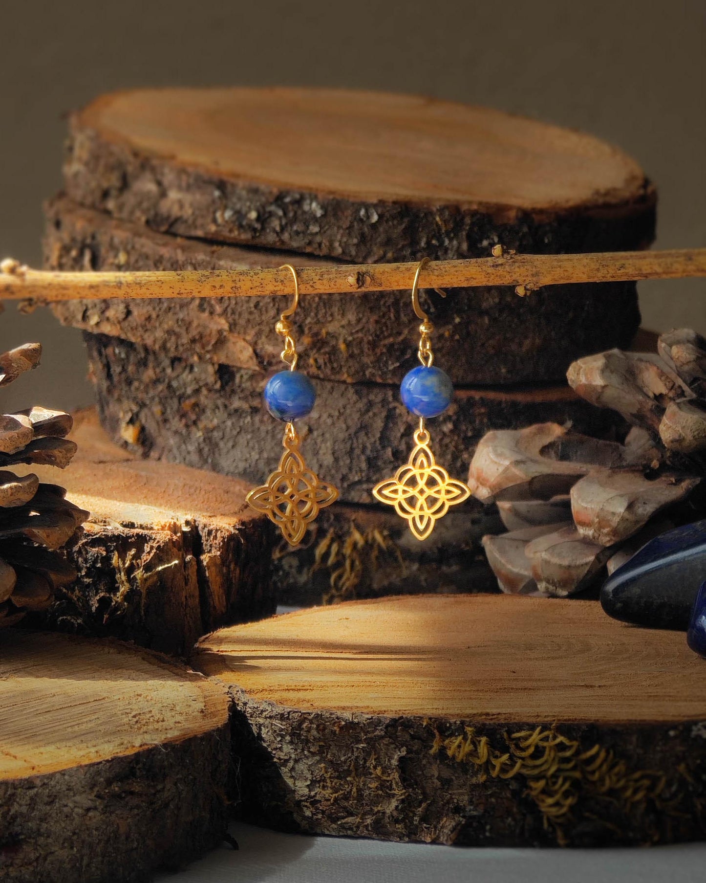 Boucles d’oreilles Lapis Lazuli motif Nœud des Sorcières doré sur rondelle de bois avec pomme de pin et pierre Lapis Lazuli