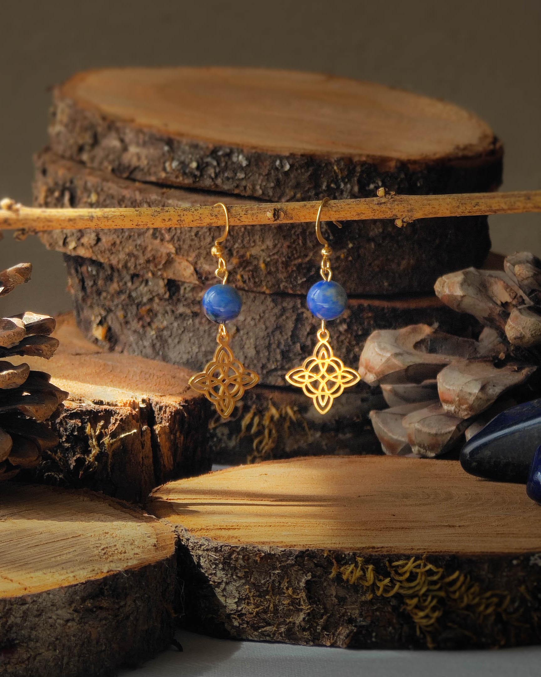 Boucles d’oreilles Lapis Lazuli motif Nœud des Sorcières doré sur rondelle de bois avec pomme de pin et pierre Lapis Lazuli