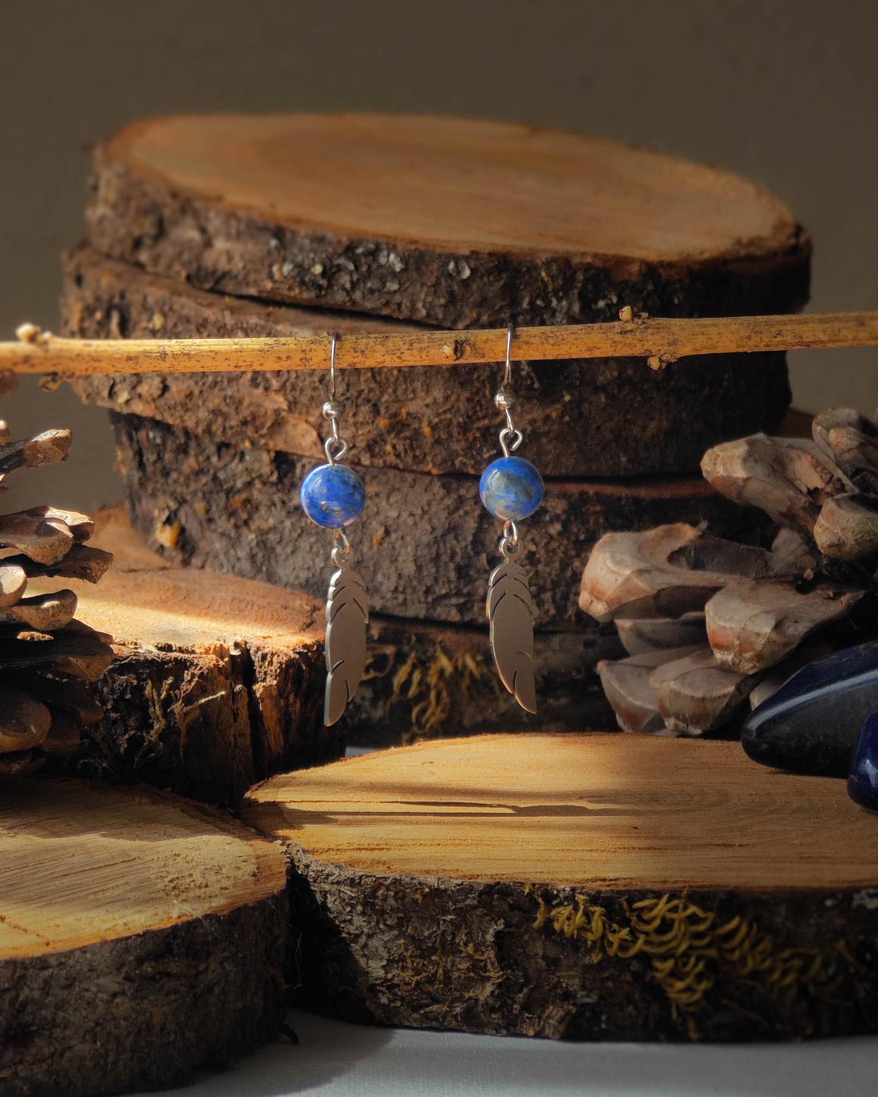 Boucles d’oreilles Lapis Lazuli motif plume acier sur rondelle de bois avec pomme de pin et pierre Lapis Lazuli