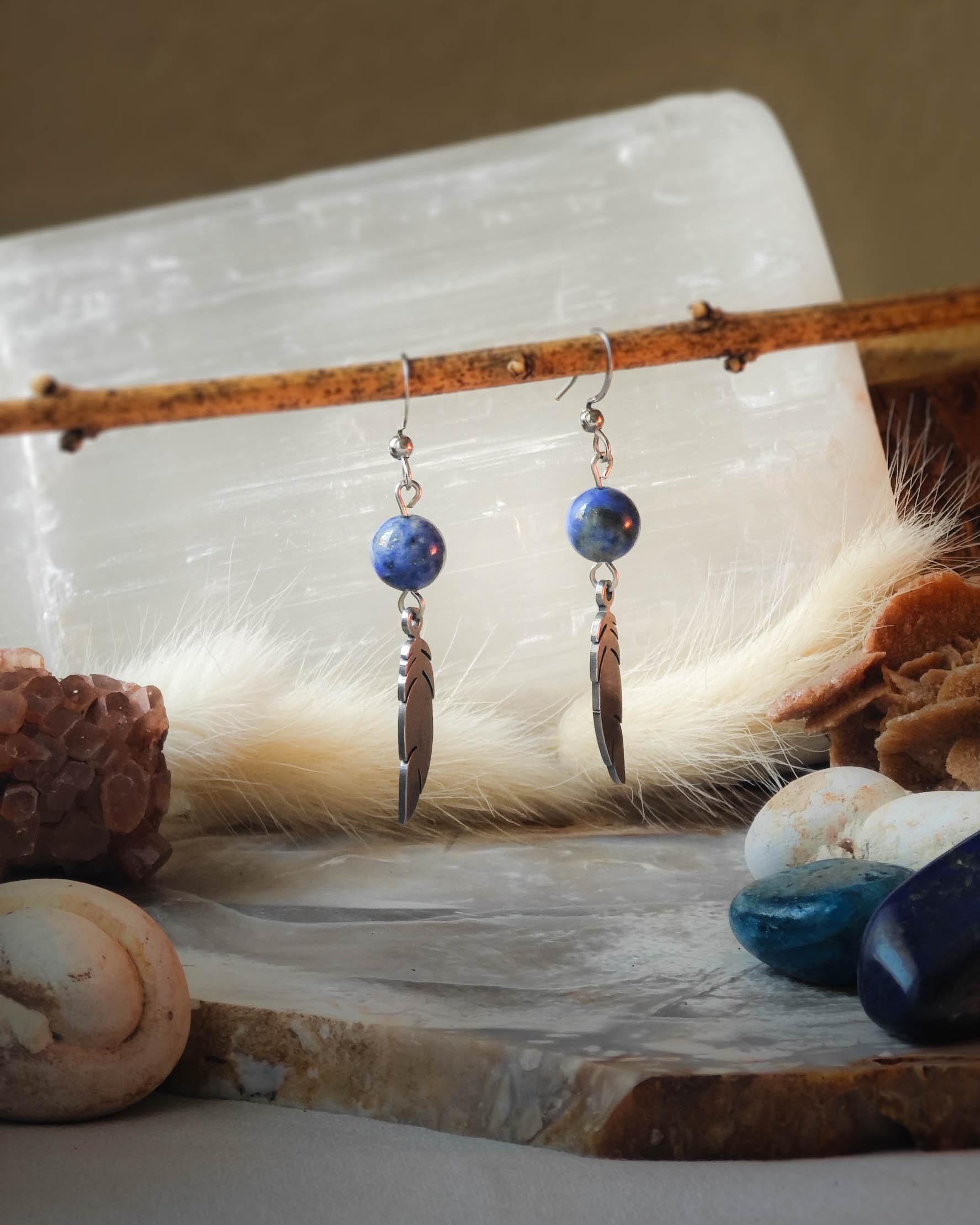 Boucles d’oreilles Lapis Lazuli motif plume acier sur roche plate avec pierres et épis blancs