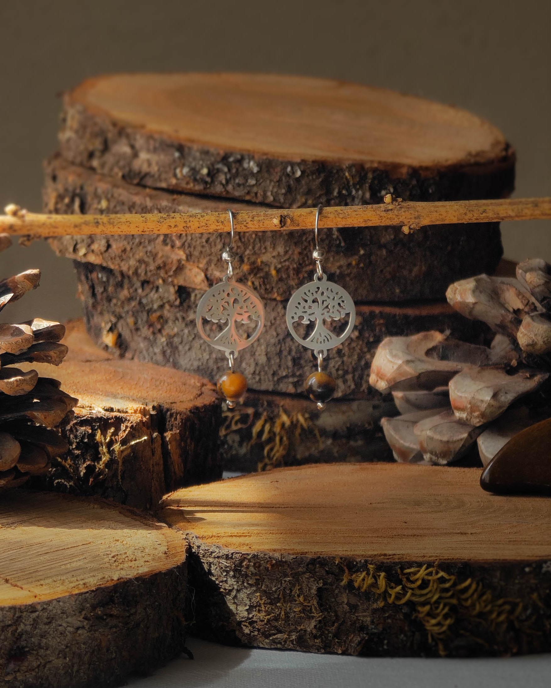 Boucles d’oreilles Oeil de Tigre motif Arbre de Vie acier sur rondelle de bois avec pomme de pin et pierre Oeil de Tigre