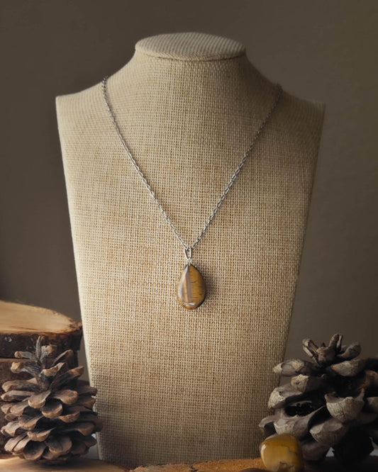 Pendentif OEil de Tigre goutte sur rondelle de bois avec pomme de pin et pierre polie